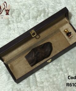 قطعة عود مروكي محسن مع دهن عود ماليزي بيور داخل شنطة جلد فاخرة