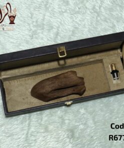 قطعة عود مروكي أصقون طبيعي مع دهن عود هندي طبيعي داخل شنطة جلد فاخرة